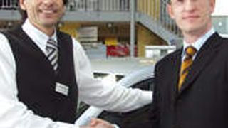 Gute Zusammenarbeit: Robert van´t Noordende vom Autohaus Schmidt & Söhne und Oliver Kappe, Geschäftsführer der Kappe Autovertriebssysteme GmbH. (Archiv: Vogel Business Media)