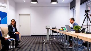 Hinter den Kulissen: Christine Krumm (fbmt) und Dubravka Maljevic (BG Kliniken) begrüßten die Teilnehmer aus einem eigens hergerichteten kleinen Studio in einem Berliner Hotel. (Bild: Jürgen Sendel )