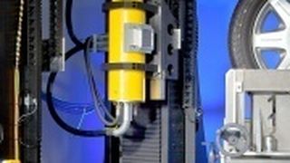 Tiefer Blick ins Innere des Reifens: Der Computertomograph hilft den Conti-Technikern bei der Arbeit.  (Foto: Continental)