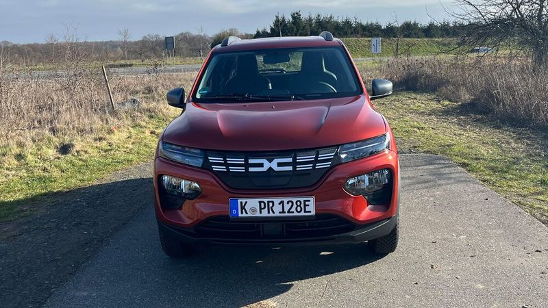 9. Das Logo: Der Dacia Spring trägt mittlerweile auch das Dacia-Markengesicht mit neuem Logo. Dadurch wirkt das Fahrzeug von außen optisch moderner. (Bild: Simon – VCG)
