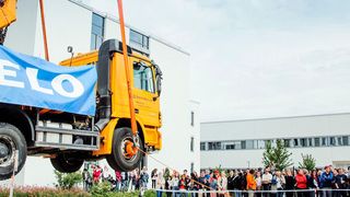 Über eine Stunde schwebte der 17,5 Tonnen schwere LKW an einem Kran. (Delo)