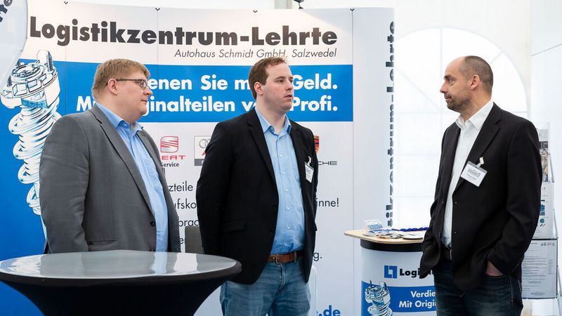 Das Logistikzentrum Lehrte beliefert bereits über 1.000 freie Werkstätten und Autohäuser mit Originalersatzteilen. Kfz-Betriebe, die Teile bis 18 Uhr bestellen, erhalten sie schon am nächsten Morgen. Für eine schnelle Originalteileversorgung sorgt ein eigenes Zentrallager. (Stefan Bausewein)