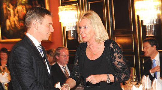 Der Drittplatzierte beim Junior Award, Sven Brust, im Gespräch mit Marion Johl (Santander Consumer Bank). (Archiv: Vogel Business Media)