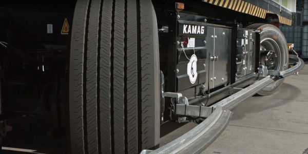 Da alle Achsen gelenkt werden können, ist das AGV extrem wendig (Bild: Kamag)