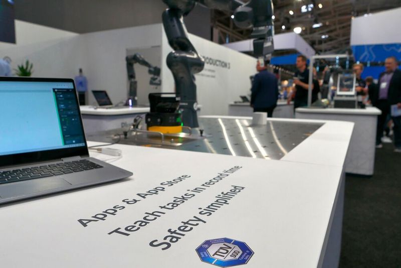 Franka Emika hat seinen neuen Cobot gemeinsam mit Tüv Süd entwickelt. Das Ergebnis ist ein Cobot mit Tüv-zertifiziertem Sicherheitskonzept, das der Nutzer für seine eigenen Bedürfnisse konfigurieren kann. Möglich macht das die Applikation Watchmen. Auch Nutzer mit wenig Erfahrung in der Robotik können hier Sicherheitsbereiche und die Geschwindigkeit des Cobots einstellen. In seiner Grundausstattung kostet der Cobot etwa 25.000 Euro. Weitere Applikationen sowie Erweiterungen wie Kameras können zusätzlich erworben werden. (Bild: Sandro Kipar)