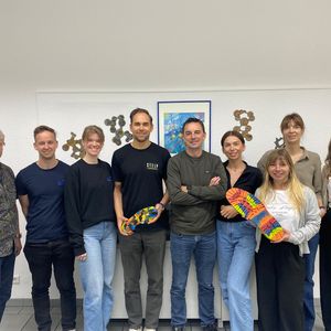 Produkte fertigen. Zusammenhänge verstehen. Im Rahmen einer Exkursion erhielt der WBS-Jahrgang praxisnahe Einblicke in die Herstellung technischer Gummiprodukte und Schuhsohlen – vom Werkstoff über die Mischungsentwicklung bis zur präzisen Verarbeitung.(Bild:  Deutsches Institut für Kautschuktechnologie e. V. (DIK))