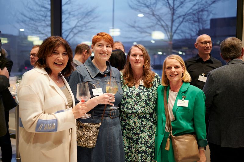 Impressionen vom ELEKTRONIKPRAXIS Frühlingsfest 2023 im Ketterer Kunst mit der Verabschiedung von Johann Wiesböck.  (Bild: © EYE AM CHRIS)