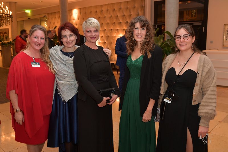 Das IT-BUSINESS Team (v. l.) Ursula Gebauer, Sarah Gandorfer, Heidi Schuster, Ann-Marie Struck und Melanie Staudacher. (Hannes Magerstaedt)