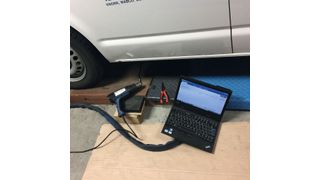 Ein simpler Temperatursensor im Abgasstrom des VW T5 hatte eine Macke. Besser gesagt: Er wies einen „Drift“ auf. Die originale „Odis“-Diagnose brachte einen VW-Partner nicht zum Diagnoseziel. Das Team von FCD jedoch fand den ungewöhnlichen Fehler auf simple Art und Weise. (Bild: FCD)
