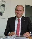 Junghans-Geschäftsführer Matthias Stotz: „Durch die serienmäßige Hochgeschwindigkeitsspindel ist die Maschine wie maßgeschneidert für unsere Kleinteilebearbeitung.“  (Bild: Frick)