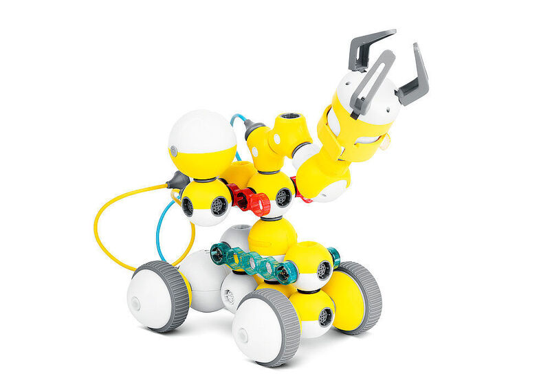 Lernroboter Mabot, Bell Creative, China; (www.bell.ai): 		 ​ 
Lernen ist ein komplexer Vorgang, der stets auch von individuellen Interessen geleitet wird. Finden Kinder etwas herausfordernd oder ungewöhnlich, lernen sie viel leichter und schneller. Der Mabot ist ein Lernroboter, der für Kinder über sechs Jahre entwickelt wurde. Er ist konzipiert als Plug-and-Play-Spielzeug und kann sofort in Betrieb genommen werden. Dieser Lernroboter weckt Interesse und Begeisterung mit seiner kugelförmigen Struktur und der ansprechenden Farbgebung in Gelb und Weiß. Der Mabot verfügt über eine Reihe von Sensoren wie etwa Infrarot-, Farb- und Berührungssensoren sowie über elektronische Module. Als schlüssiges Gesamtsystem erlaubt er den Kindern, sich aus den modularen Komponenten selbst ihren Roboter zusammenzustellen. Insgesamt vier Sets von Bausätzen ermöglichen die Kreation unterschiedlicher Typen und steigern das Lerninteresse. Die Kinder können die spezifischen Funktionen ihres ganz eigenen Roboters definieren. Sie bestimmen seine Bewegungsmöglichkeiten und auch die Art und Weise, wie er seine Umwelt erfasst und mit ihr interagiert. Mittels der beiden Apps Mabot Go und Mabot IDE können sie den Roboter leicht steuern und das Programmieren zusätzlicher Funktionen erlernen.  (Red Dot 2020)