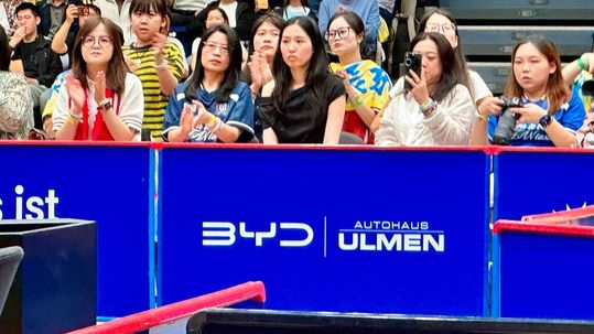 Bandenwerbung beim Tischtennis: das Autohaus Ulmen und BYD.(Bild:  Autohaus Ulmen)