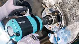 Beim Lösen extrem festsitzender Schrauben greift der Monteur zu den drehmomentstarken 3/4-Zoll-Schlagschraubern. Für die problematische Kraftübertragung auf 1/2-Zoll-Spezialnüsse hat Hazet auch eine elegante Lösung. (Bild: Hazet)