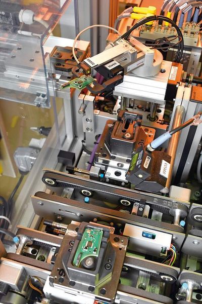 Bild 4: Die automatische Desktop-Factory-Anlage ist mit einem Werkstückträger-Umlaufsystem ausgestattet. An den einzelnen Stationen werden die Elektronikeinheiten vom Werkstückträger genommen, bearbeitet und anschließend wieder auf den Werkstückträger  zurückgelegt. Bilder: Rexroth (Archiv: Vogel Business Media)