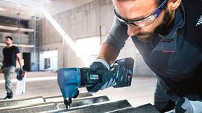 ... oder Nibbler, den man hier im Einsatz sieht. Trumpf-Scheren und -Nibbler bringen außer qualitativ hochwertige Schnittergebnisse im Blech auch den Aspekt der Kabellosigkeit ins Spiel. Eine Eigenschaft, die immer gefragter ist, wie man bei Trumpf registriert. (Bild: Trumpf)