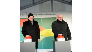 Der hessische Ministerpräsident Volker Bouffier weiht zusammen mit dem geschäftsführenden Gesellschafter Prof. Dr. Martin Viessmann offiziell die PtG-Anlage am Standort Allendorf/Eder ein. (Bild: Viessmann)