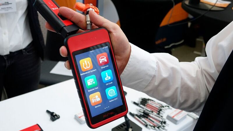 So klein und praktisch wie ein Smartphone: Mit dem Maxi TPMS ITS600 von Autel können Werkstätten sämtliche Arbeiten rund um das Thema RDKS erledigen. Zudem bietet das Gerät diverse Diagnosefunktionen dank der dazugehörigen OBD-Schnittstelle. (Dominsky/»kfz-betrieb«)