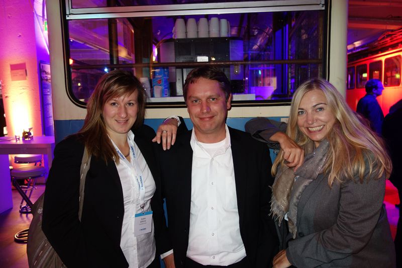 Stefan Bichler, Tech Data mit den Dell Damen (l.) Saskia Böttcher und Gabi Metternich (Bild: IT-BUSINESS)