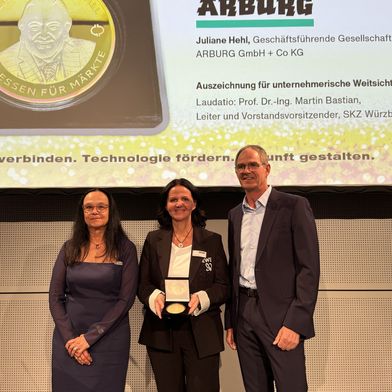 Bettina Schall, Geschäftsführerin der P. E. Schall GmbH & Co. KG, Juliane Hehl, geschäftsführende Gesellschafterin Global Marketing bei Arburg und Prof. Dr.-Ing. Martin Bastian, Vorstandsvorsitzender des SKZ, bei der Preisverleihung anlässlich der Eröffnungspressekonferenz. (Bild: PlastXnow)