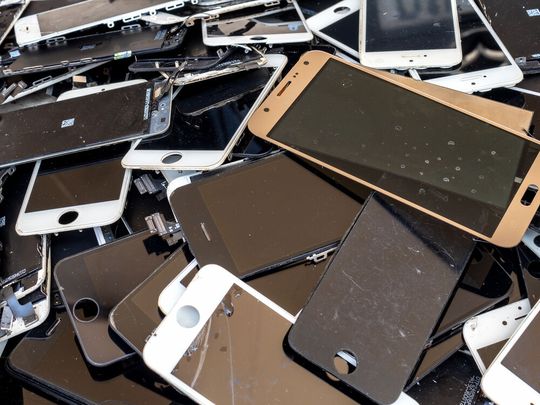 Gold, Silber und Palladium stecken in Handys. Und das Bild hier wäre eigentlich anzustreben! Denn je mehr Althandys für das Recycling zusammenkommen, desto wirtschaftlicher wird Rohstoff-Rückgewinnung. Doch die Realität sieht leider anders aus. (Bild:  S. Lönneson)