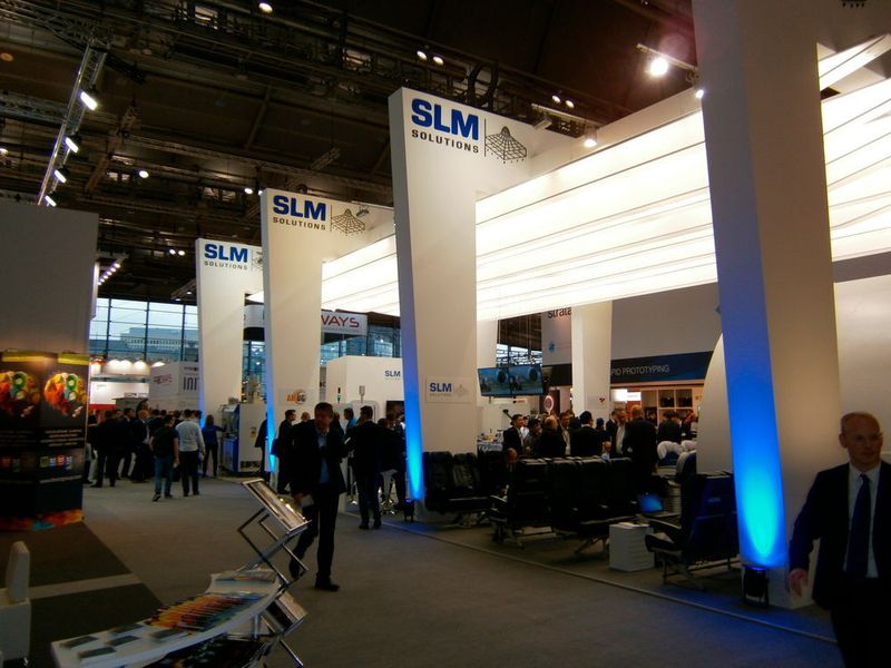 Impressionen von der formnext 2015 - powered by tct...bereits am ersten Tag bevölkerten ettliche Besucher die Halle 3.1 in Frankfurts Messeareal. (Bild: Königsreuther)