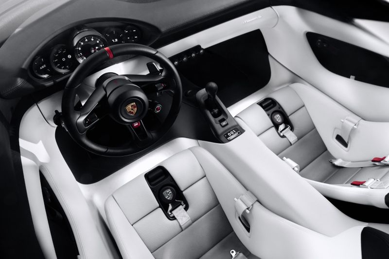 Im Cockpit verzichtet Porsche bewusst auf ein modisches Riesen-Display. (Bild: Porsche)