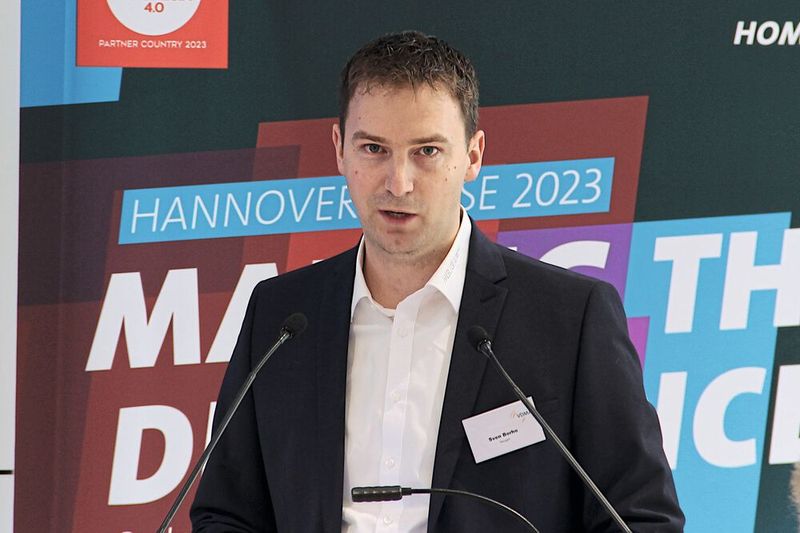 Sven Borho von Neugart zeigt anhand der Getriebeauswahl, wie in seinem Unternehmen nach und nach Prozesse digitalisiert und damit beschleunigt werden. (Bild: Stefanie Michel)