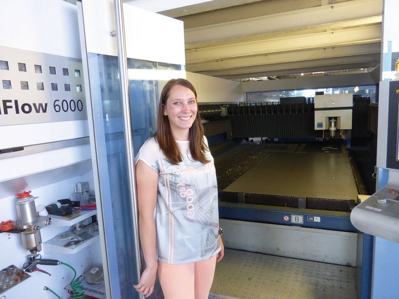 Anna-Theresa Holz, Geschäftsführerin der LTO GmbH, vor der Laseranlage Truflow 6000 von Trumpf: „Wir haben es uns zur Aufgabe gemacht, die Kunden zu bedienen, die etwas Einzelnes brauchen.“ (Bild: Finus)