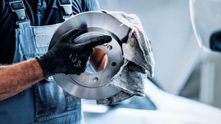 Von der Kaufzurückhaltung der Autokunden profitieren die Werkstätten. Das blieb auch 2024 so, ermittelte das Statistische Bundesamt. (Bild: ProMotor)