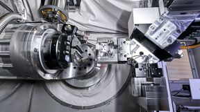 Automatisierte Effizienz: Die «Micro 5 XL» beim reibungslosen Wechsel von Fertig- und Rohteil im Arbeitsraum. (Bild: Chiron)