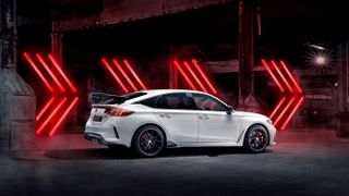 Der neue Honda Civic Type R baut auf der Silhouette des Civic e:HEV auf, ist aber tiefer und breiter gebaut. (Bild: Honda)