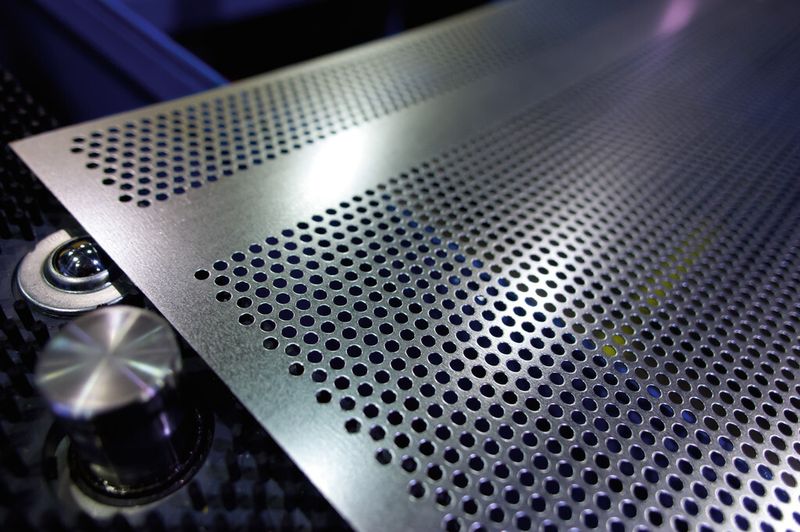 Bild 1: Individuell gefertigte Lochbleche sind dank Automatisierung auch ab Losgröße 1 zu fertigen. (Bild: Siemens/W.Geyer)