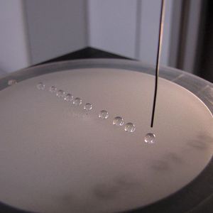Abgeformte planare Kunststoffoberfläche in LPP mit Kontaktwinkel von 161 °. 