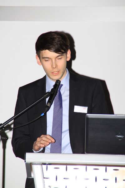 während unser Volontär Tobias Hüser den Gewinner der Kategorie Abfüll-/Verpackungstechnik verkündete. (Bild: Ernhofer/PROCESS)