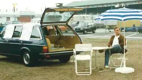 Das inzwischen berühmt gewordene Foto vom Nürburgring 1984: OCC-Gründer Christian Bartelt sitzt auf einem Klappstuhl, im Mercedes liegt Prospektmaterial zu der neuen Versicherungsidee.(Bild:  OCC)