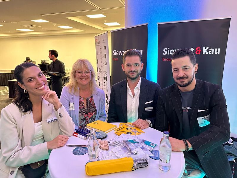 Sollte es doch wieder regnen, dann gibt es bei (v. l.) Gamze Erdogan (Assmann), Antje Sträter (S&K), Michel Wollitz (Assmann) und Fabian Maurer (S&K) Regenschirme. (Bild: Vogel IT-Medien GmbH)