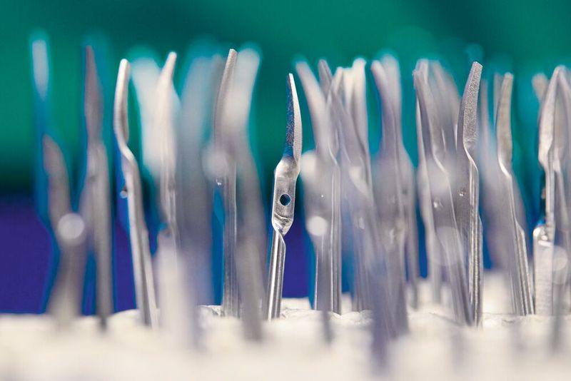 Auf der s191  entstehen aus hochlegierten Edelstahlstangen Pinzetten, Scheren und Nadelhalter, die TMS dann zu komplexen Mikrofeder-, Mikrobajonett- und Rohrschaftinstrumenten  vereint. (Bild:  Starrag/Ralf Baumgarten)