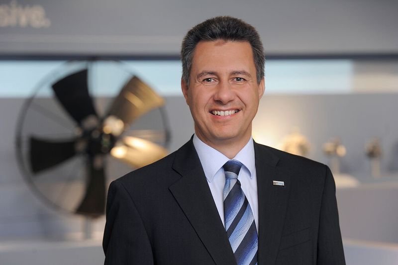 Der Megatrend heute und in Zukunft heißt Industrie 4.0. Stufenlos drehzahlregelbare EC-Ventilatoren, die entsprechend des Betriebszustandes eine leistungsgerechte und bedarfsorientierte Kühlung der Komponenten im Schaltschrank ermöglichen, gibt es bei EBM-Papst schon eine Weile. Jetzt geht es laut Thomas Heli, Abteilungsleiter Entwicklung bei EBM-Papst, noch stärker darum, die Kommunikation in vernetzten Systemen ganzer Produktionsanlagen zu ermöglichen. So müssen sich auch Hersteller einzelner Systeme über den Zusammenschluss zu einem Elektronik- und Mechanikverbund Gedanken machen, um so ein optimales Gesamtergebnis zu erzielen.  (Bild: Ebm-Papst)