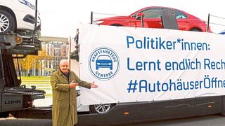 ZDK-Präsident Jürgen Karpinski demonstrierte 2021 mit Autotransportern gegen die Schließungen der Autohäuser vor dem Bundeskanzleramt in Berlin. In der Hauptstadt will der Verband zukünftig deutlich präsenter sein. (Jens Jeske/www.jens-jeske.de)