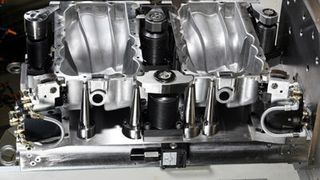 Hydraulische Spannvorrichtung für eine Ölwanne mit bestehend aus zwei positionsflexiblen Spannpratzen Bilder: Roemheld (Archiv: Vogel Business Media)