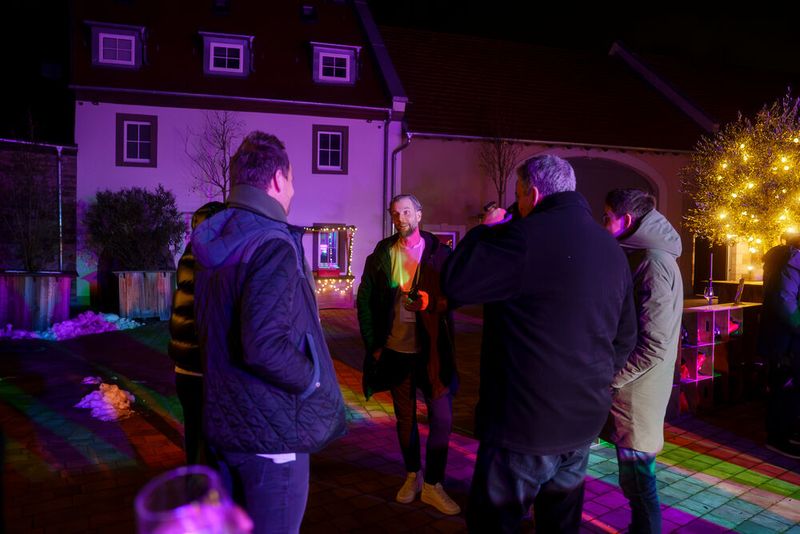 Für weihnachtliche Stimmung sorgten nicht nur die Eisbahn und das festliche Ambiente, sondern auch heißer Glühwein und Punsch.  (Bild: Jacqueline Trubas)