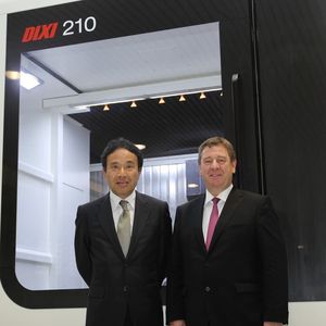 Kooperation stärkt innovation, meinen Masahiko Mori und Rüdiger Kapitza. Die neue Präzisionszentrum Dixi 210 basiert auf dem Universalzentrum DMU 210 P von Deckel Maho Pronten.