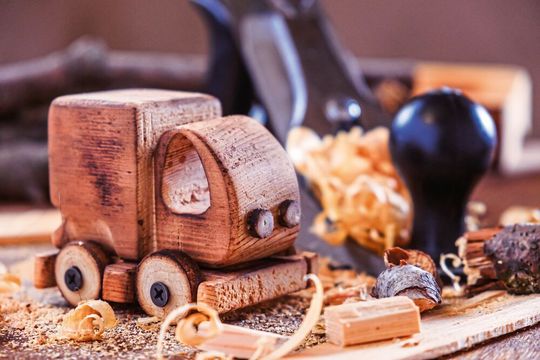 Ein Stoff aus Holz soll Reifen zukünftig nachhaltiger machen (Symbolbild). Ein Stoff aus Holz soll Reifen zukünftig nachhaltiger machen (Symbolbild).