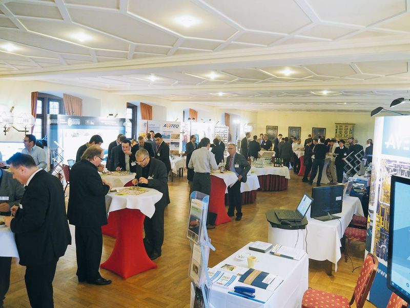 In den Vortragspausen blieb immer viel Zeit für Diskussionen oder um sich bei den Ausstellern zu informieren. (Bild: Mühlenkamp)