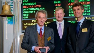 Zetes-CEO Alain Wirtz (l.) und CFO Pierre Lambert (r.) durften am 15. Dezember 2015 zum zehnjährigen Börsenjubiläum die Eröffnungsglocke der Euronext Brüssel läuten. (Bild: Zetes)