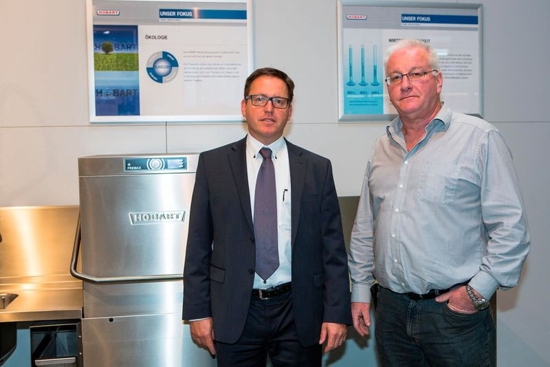 Manfred Weckenmann, verantwortlich für Investitionsbeschaffung im Strategischen Einkauf, und Dieter Schweiß, Leiter der Blechfertigung, sind zufrieden mit dem Retrofit. (Bild: Stopa)