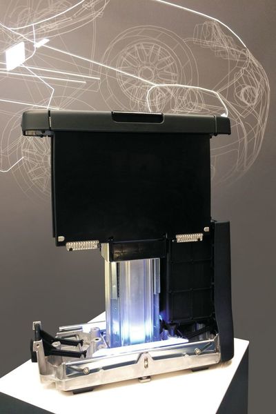 Ein längs- und höhenverstellbarer Klapptisch im Pkw-Interieur. Die Auszugstechnik ermöglicht eine bequeme und ergonomische Bedienung. (Schock Metall)