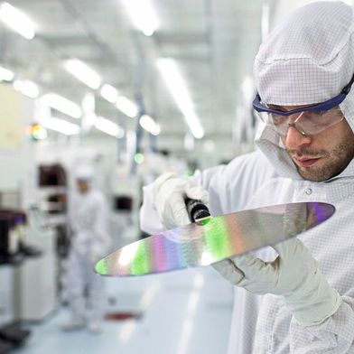 Halbleiterfertigung im Reinraum: Imec entwickelt und erprobt auf 300-mm-Wafern neue Prozesse und Technologien für künftige Chipgenerationen. (Bild: imec)