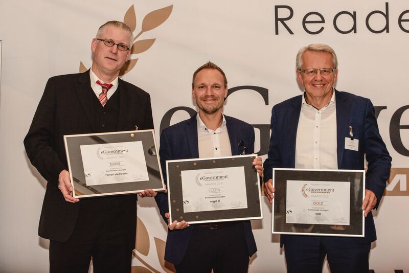 In der Kategorie Kommunale Lösungen nahmen Stephan Leschke von Ferrari electronic, Dirk Schweikart von der regio IT und Stephan Hauber von HSH die Awards entgegen (offenblen.de)
