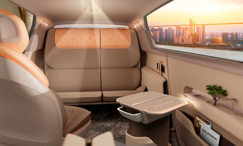 Das Herzstück des Fahrgastraums „Lumières“ (Lichter) des Automobilzulieferers Forvia überzeugt durch das äußerst vielseitige „Third Place“-Cockpitdesign. Es bietet ein innovatives und individuelles Mobilitätserlebnis zwischen Vorder- und Rücksitzen, das durch konfigurierbare Sitze, ein integriertes Bücherregal, eine Leselampe und individuell angepasste Sound-Kopfstützen eine Umgebung „wie zu Hause